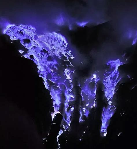 伊真火山 藍色火焰